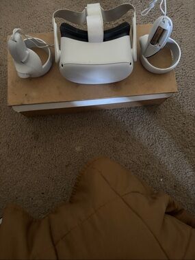 Oculus Standalone VR Headset with White Controllers